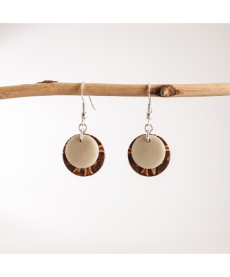 Boucles d'oreille Perlimpinipin en ivoire végétal et pomme de pin fabriquées en France sur le Bassin d'Arcachon