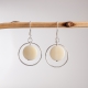 Boucles d'oreilles Reverso blanches en ivoire végétal et argent fabriquées en France sur le Bassin d'Arcachon.