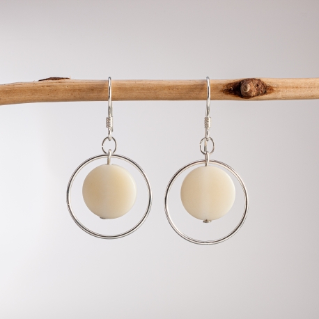 Boucles d'oreille en tagua, ivoire végétal - Boucles d'oreilles Reverso blanches en ivoire végétal et argent fabriquées en France sur le Bassin d'Arcachon. - kokobelli