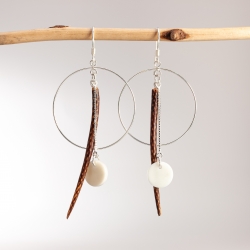  Boucles d'oreille Korea en ivoire végétal et pomme de pin fabriquées à Lège Cap Ferret en tagua, ivoire végétal par Kokobelli