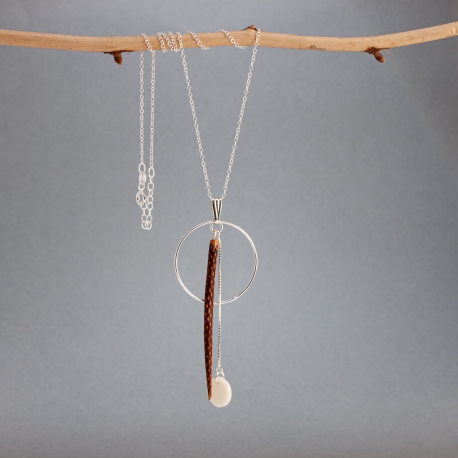 Pomme de pin en tagua, ivoire végétal - Pendentif sautoir Korea en ivoire végétal et pomme de pin fabriqué à Lège Cap Ferret - kokobelli