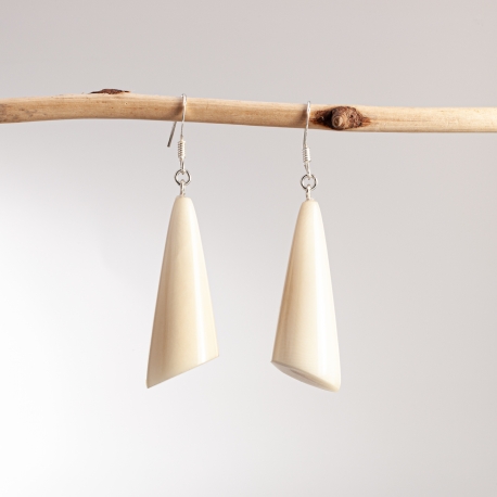 Boucles d'oreille en tagua, ivoire végétal - Boucles Cônes blanches en ivoire végétal fabriquées en France en Gironde.  - kokobelli