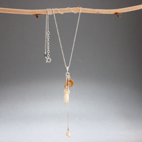 Pendentifs en tagua, ivoire végétal - Collier Pendentif SUZANNA composé de fines billes et olives en ivoire végétal et chaine en argent. Fabriqué sur le Bassin d'Arca - kokobelli