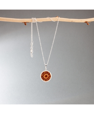 Pendentif Helia en ivoire végétal et pomme de pin fabriqué en France sur le Bassin d'Arcachon