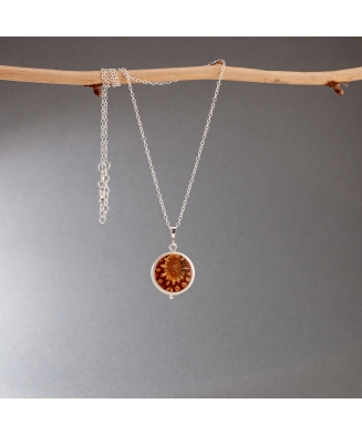 Pendentif Helia en ivoire végétal et pomme de pin fabriqué en France sur le Bassin d'Arcachon