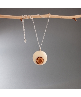 Pendentif Galileo en ivoire végétal et pomme de pin fabriqué en France sur le Bassin d'Arcachon