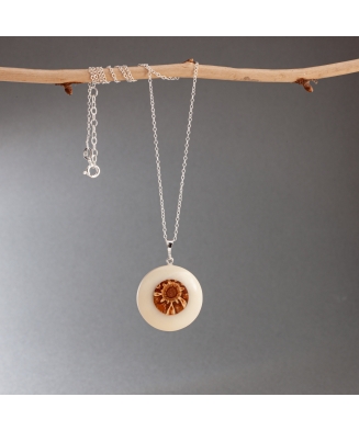 Pendentif Galileo en ivoire végétal et pomme de pin fabriqué en France sur le Bassin d'Arcachon