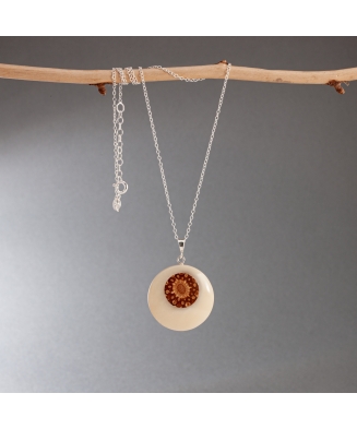Pendentif Galileo en ivoire végétal et pomme de pin fabriqué en France sur le Bassin d'Arcachon