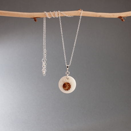 Pomme de pin en tagua, ivoire végétal - Pendentif Nuvolo en ivoire végétal et pomme de pin fabriqué en France en Gironde  - kokobelli