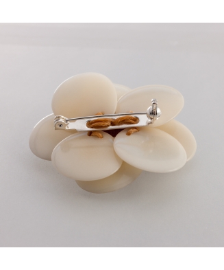 Broche fleur Namasté en ivoire végétal et pomme de pin fabriquée en France sur le Bassin d'Arcachon