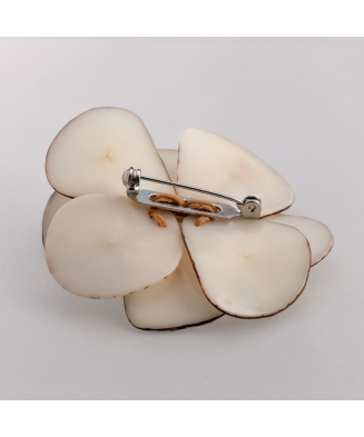 Broche fleur Namasté en ivoire végétal et pomme de pin fabriquée en France sur le Bassin d'Arcachon