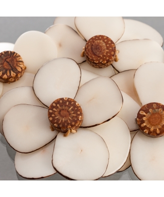 Broche fleur Namasté en ivoire végétal et pomme de pin fabriquée en France sur le Bassin d'Arcachon