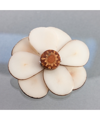 Broche fleur Namasté en ivoire végétal et pomme de pin fabriquée en France sur le Bassin d'Arcachon