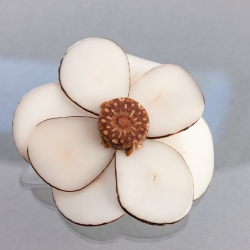  Broche fleur Namasté en ivoire végétal et pomme de pin fabriquée en France sur le Bassin d'Arcachon en tagua, ivoire végétal par Kokobelli