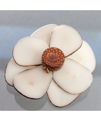 Broche fleur Namasté en ivoire végétal et pomme de pin fabriquée en France sur le Bassin d'Arcachon