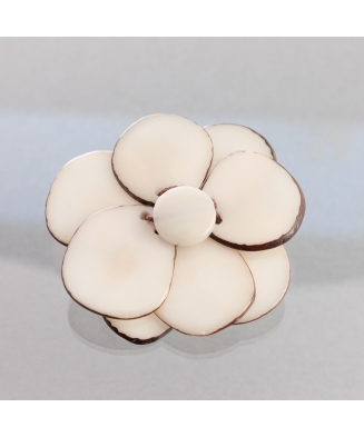 Broche en forme de fleur en ivoire végétal fabriquée en Gironde