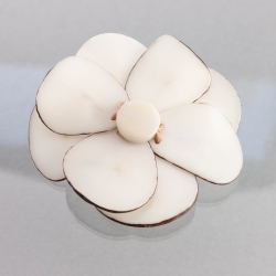  Broche en forme de fleur en ivoire végétal fabriquée en Gironde en tagua, ivoire végétal par Kokobelli