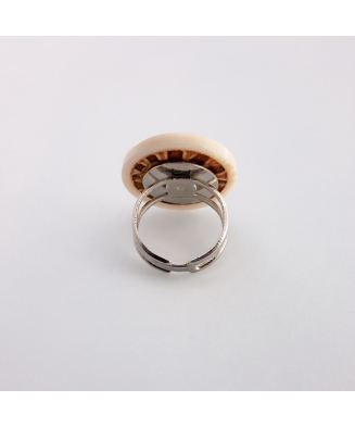 Bague Helia en ivoire végétal  et pomme de pin, fabriquée en France sur le Bassin d'Arcachon