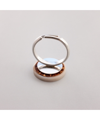 Bague Helia en ivoire végétal  et pomme de pin, fabriquée en France sur le Bassin d'Arcachon