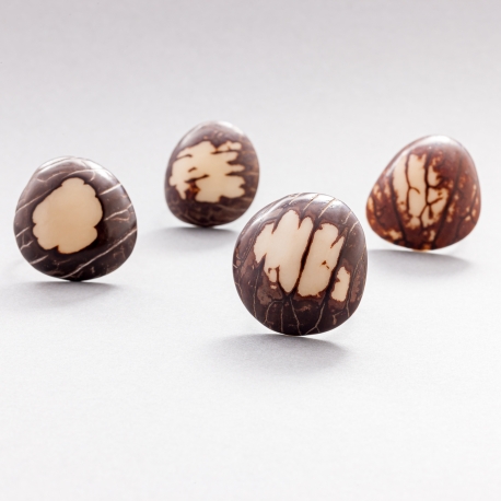 Bagues en tagua, ivoire végétal - Bague blanche et marbrée en cabochon d'ivoire végétal Fabriqué à Lège Cap Ferret.   - kokobelli