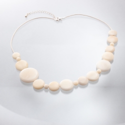 Sélection de bijoux en Tagua, Collier Cosma composé de jolie pastilles blanches montées sur cordon de cuir. Fabriqué sur le Bassin d'Arcachon