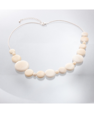 Collier Cosma composé de jolie pastilles blanches montées sur cordon de cuir. Fabriqué sur le Bassin d'Arcachon