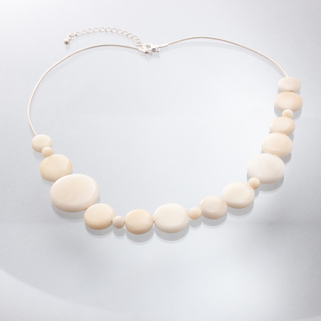 Accueil en tagua, ivoire végétal - Collier Cosma composé de jolie pastilles blanches montées sur cordon de cuir. Fabriqué sur le Bassin d'Arcachon - kokobelli