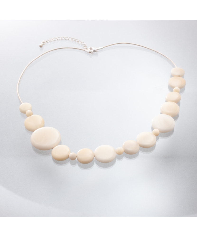 Collier Cosma composé de jolie pastilles blanches montées sur cordon de cuir. Fabriqué sur le Bassin d'Arcachon