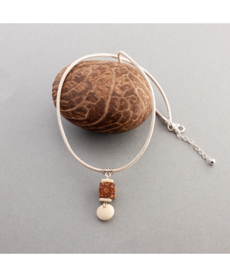 Collier pendentif Cubik en ivoire végétal et pomme de pin fabriqué en France en Gironde 