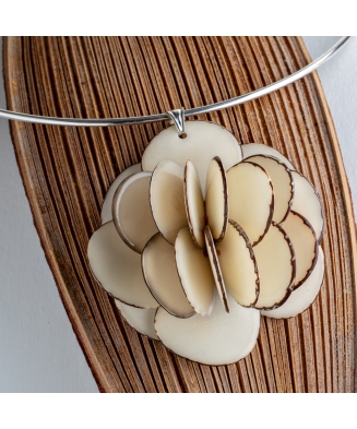 Collier pendentif Rose blanche en ivoire végétal - Artisanat de Lège Cap Ferret