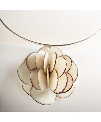 Collier pendentif Rose blanche en ivoire végétal - Artisanat de Lège Cap Ferret