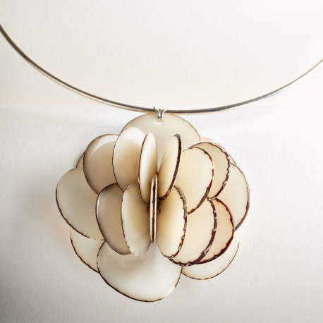 Roses & Fleurs en tagua, ivoire végétal - Collier pendentif Rose blanche en ivoire végétal - Artisanat de Lège Cap Ferret - kokobelli