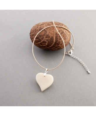 Collier Cuore - Pendentif en forme de coeur en ivoire végétal monté sur cordon de cuir. fabriqué sur le Bassin d'Arcachon. 