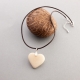 Collier Cuore - Pendentif en forme de coeur en ivoire végétal monté sur cordon de cuir. fabriqué sur le Bassin d'Arcachon. 