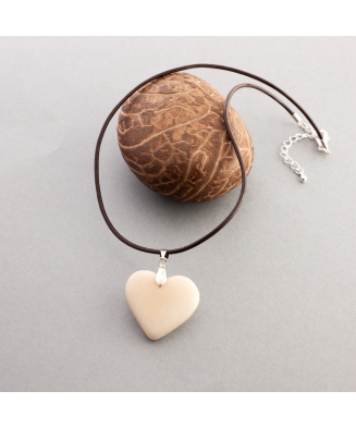 Collier Cuore - Pendentif en forme de coeur en ivoire végétal monté sur cordon de cuir. fabriqué sur le Bassin d'Arcachon. 