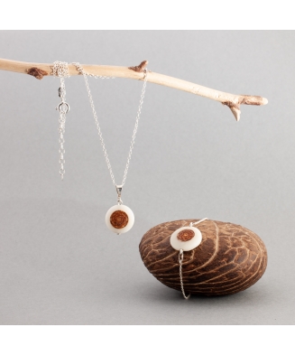 Collier Pendentif Silvia en ivoire végétal et pomme de pin fabriqué en France dans le Sud Ouest