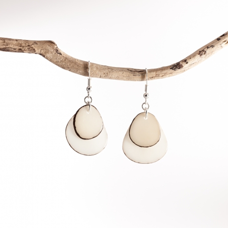 Boucles d'oreille en tagua, ivoire végétal - Boucles d'oreilles Mini Diva blanches en ivoire végétal fabriquées en France sur le Bassin d'Arcachon. - kokobelli