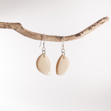 Boucles d'oreille en tagua, ivoire végétal - Boucles d'oreilles Flora blanches en ivoire végétale et argent. Fabriquées en France dans le Sud Ouest.  - kokobelli