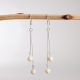 Boucles d'oreilles Ariana blanches avec bille de tagua et double chainette en argent. Fabriquées sur le Bassin d'Arcachon.