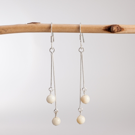 Boucles d'oreille en tagua, ivoire végétal - Boucles d'oreilles Ariana blanches avec bille de tagua et double chainette en argent. Fabriquées sur le Bassin d'Arcachon. - kokobelli
