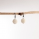 Boucles d'oreilles Perla blanches (plates) en ivoire végétal montées sur crochet argent. Fabriquées dans le Sud Ouest.  