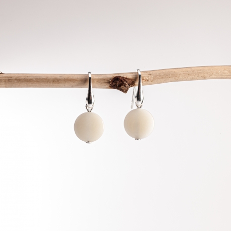 Boucles d'oreille en tagua, ivoire végétal - Boucles d'oreilles Perla blanches (plates) en ivoire végétal montées sur crochet argent. Fabriquées dans le Sud Ouest.   - kokobelli
