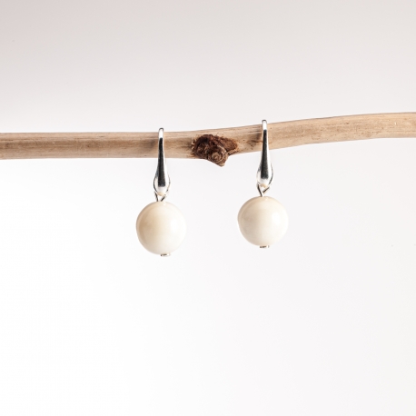 Boucles d'oreille en tagua, ivoire végétal - Boucles d'oreille Perla blanches (rondes) en ivoire végétal. Indémodables boucles-perles pour les bijoux addict ! Artisanat de L - kokobelli