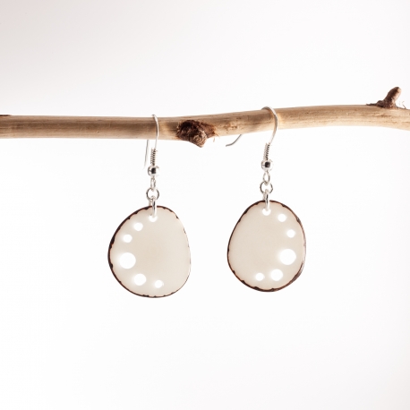 Boucles d'oreille en tagua, ivoire végétal - Boucles d'oreilles Mini Kalax blanches avec pétales de tagua ajourées. Pour les bijoux addict ! - kokobelli