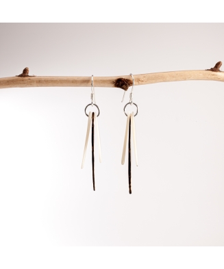 Boucles d'oreilles Plumes blanches composées de fines lamelles de tagua. Fabriquées en Gironde.