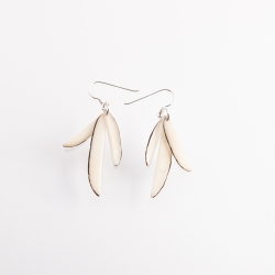  Boucles d'oreilles Plumes blanches composées de fines lamelles de tagua. Fabriquées en Gironde. en tagua, ivoire végétal par Kokobelli