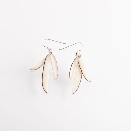 Boucles d'oreille en tagua, ivoire végétal - Boucles d'oreilles Plumes blanches composées de fines lamelles de tagua. Fabriquées en Gironde. - kokobelli