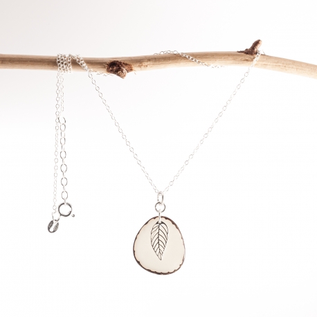 Pendentifs en tagua, ivoire végétal - Pendentif Pixa blanc - Très fine pétale de tagua montée sur une fine chaîne en argent 925. fabriquée en Gironde.  - kokobelli