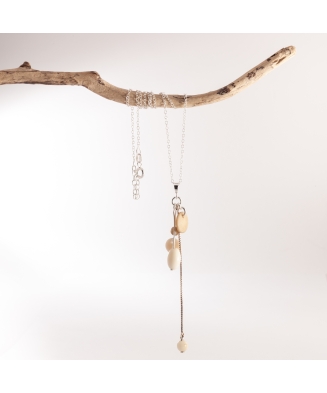 Collier Pendentif SUZANNA composé de fines billes et olives en ivoire végétal et chaine en argent. Fabriqué sur le Bassin d'Arca
