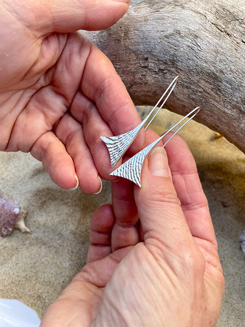Boucles d'oreilles en argent avec moulures relatives à la fonte à l'os de seiche | Kokobelli